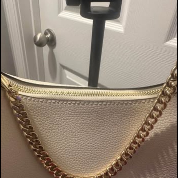 Michael Kors Lucinda Leather Shoulder Medium Handbag in Cream. - Picture 2 of 8